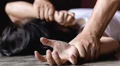 Brutálny čin v Poľsku. Znásilnenú a dobitú ženu nechal útočník ležať na zemi, nepomohli jej ani okoloidúci