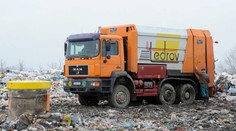 Zomrela chodkyňa, ktorej prešli smetiari po nohách