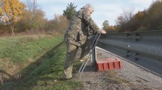 Dôchodca z Prievidze sa nevie komfortne dostať domov. Cestári mu pri pozemku osadili zvodidlá