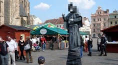 Išli za prácou do Nemecka, Slovák ich zotročil na živé sochy v Česku. Dostali len jedlo