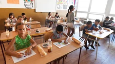 Školy sa pripravujú na otvorenie. Upratovačkám a školníkom pomáhajú aj učitelia