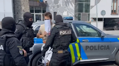 VIDEO: Dvadsaťročný Jozef, ktorý mal v Partizánskom zavraždiť tehotnú rovesníčku, ide do väzby