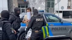 VIDEO: Dvadsaťročný Jozef, ktorý mal v Partizánskom zavraždiť tehotnú rovesníčku, ide do väzby