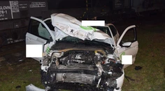 FOTO: V Bratislave sa zrazil vlak s taxíkom