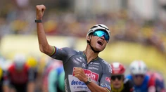 V závere zdolal Pogačara v ťažkom súboji. Mathieu van der Poel oslavije etapový triumf na Tour po dlhej dobe