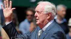 Vo veku 88 rokov zomrel Fred Stolle. Bol svetovou jednotkou aj niekoľkonásobným grandslamovým víťazom