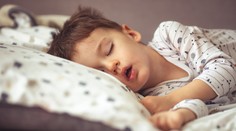 Pravidelný spánkový režim robí deti múdrejšími a šťastnejšími, ukázala štúdia. Jeho nedostatok má zlý vplyv na vývin mozgu