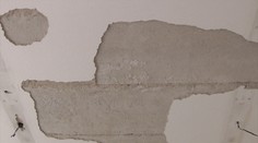 To bolo tesne! Na hodine slovenčiny spadla omietka vedľa učiteľky