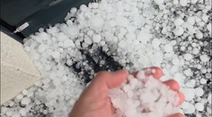 Na Záhorie sa rúti supercela z Moravy. Meteorológovia varujú pred krúpami aj prudkými búrkami