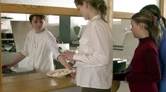 Štát sľubuje, no školy konajú. Ukrajinským deťom obedy „zadarmo“ platia školské jedálne