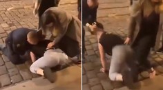VIDEO: Ťahal ju za vlasy a silou tlačil k zemi. Policajt po drsnom zásahu na mladé dievča nafúkal