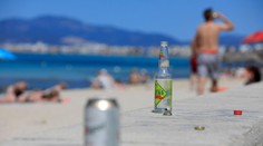 Zákazy v dovolenkovom raji. Ak si otvoríte pivo na pláži mimo určených miest, hrozí vám mastná pokuta