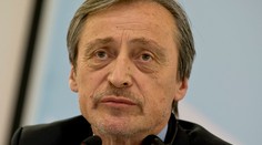 Útok na českého ministra obrany. Na jeho dom hádzali zápalné fľaše