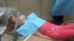 Hádajte, čo dali dievčatku, že si u zubára pospevovalo