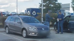 Podvodníci číhajú na svoje obete aj na parkoviskách. Takto lákajú na "výhodnú ponuku"