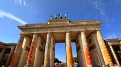 VIDEO: Protest klimatických aktivistov v Berlíne. Farbou postriekali Brandenburskú bránu a zablokovali ulice