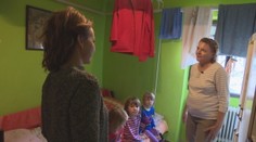 S piatimi deťmi sa tlačí v jednej izbe. Jej muž sa rozvaľuje v manželskej posteli