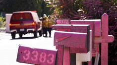 OBRAZOM: Kalifornia sa zafarbuje naružovo. Aký prášok zhadzujú lietadlá?