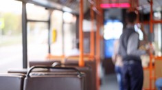 VIDEO: Muž v autobuse napadol mladú dievčinu. Mal ju obchytkávať a nechcel ju pustiť, hľadá ho polícia