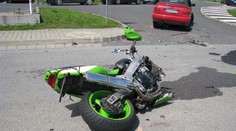 Motocyklistovi nedali prednosť, preletel ponad auto