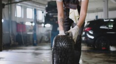 Letné, zimné alebo celoročné? Niekto prezúva pneumatiky pravidelne, iný dokáže ušetriť