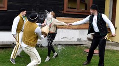 GALÉRIA: Vedro studenej vody na hlavu, alebo do tváre. Ženy si počas tradičnej oblievačky poriadne vytrpia