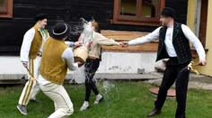 GALÉRIA: Vedro studenej vody na hlavu, alebo do tváre. Ženy si počas tradičnej oblievačky poriadne vytrpia