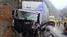 FOTO: Nehoda pod Strečnom paralyzovala dopravu. Cesta bola uzavretá v oboch smeroch