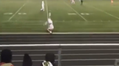 Video: Hráč strelil gól spoza hracej plochy, rozhodca ho musel uznať