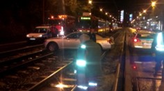 Bizarná nehoda v Bratislave. Luxusné auto doslova pristálo na koľajniciach