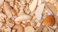 Ak máte doma starý chlieb, určite ho nevyhadzujte. Šéfkuchár nám ponúkol tipy, ako ho zužitkovať