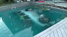 Žena parádne zaparkovala. S džípom skončila v bazéne