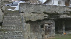 Slovenský unikát. Dedina vytesaná do skaly v zime hreje a v lete chladí