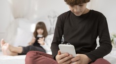 Láska bez odmietnutia či hádok: Umelá inteligencia zásadne mení predstavy detí o vzťahoch