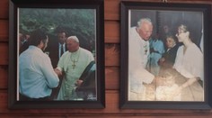 Pred našou kamerou si po rokoch spomínali ľudia na stretnutie s Jánom Pavlom II.