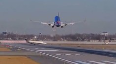 VIDEO: Na letisku v Chicagu sa schyľovalo k zrážke dvoch lietadiel, pilot ukázal nervy zo železa