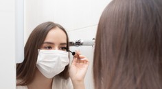 Nosenie rúšok niekomu spôsobuje kožné problémy. Dermatológovia hlásia plné ambulancie