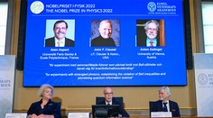 Nobelovu cenu za fyziku získala trojica vedcov za kvantovú vedu