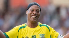 Ronaldinho bavil vypredaný trnavský štadión. Na trávnik sa vrátil aj legendárny Moravčík