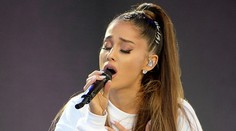 Zasnúbila sa? Ariana Grande ukázala obrovský diamantový prsteň