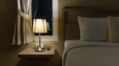 Američanka sa zobudila a zažila šok! Nahý vlámač ležal na nej v posteli