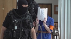 Muž, ktorý si mal vypočuť verdikt za vraždu dvoch mladých chlapcov na zábave, skončil v nemocnici