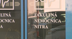 Desaťkrát ju bodol, podarilo sa jej ujsť a kričať o pomoc. Žena besnenie priateľa v Nitre prežila