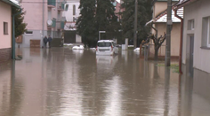 Kritická situácia na Sliači. Ľudia nemajú kam ísť, v domoch majú vodu po pás