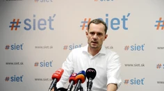 Sociálne balíčky ani vlaky zadarmo nezrušíme, tvrdí Procházka
