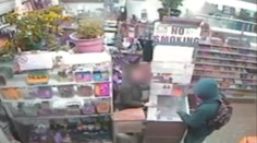 Zlodej vytiahol na staršiu ženu zbraň. Poriadne ho prekvapila