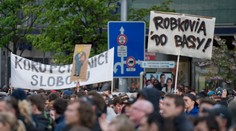 Najlepšie transparenty z pochodu proti korupcii. Aj keď nám nie je do smiechu, humor nestrácame