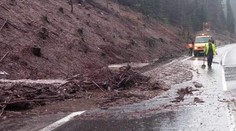 FOTO: Blato, kamene a konáre obmedzovali dopravu. Pod Donovalmi sa zosunul svah