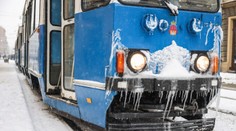 Chlapcovi pri vystupovaní priškripli nohu dvere električky. Stroj ho ťahal za sebou stovky metrov