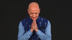 Najbohatší muž sveta pýta peniaze pre zamestnancov Amazonu. Kritici nad tým len krútia hlavou
